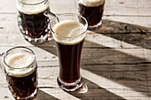 Traditionelles Kwass-Bier auf Holztisch