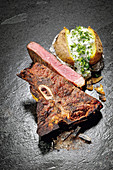 T-Bone-Steak 'Caveman-Style' mit Kohlekartoffeln und Kräuterquark
