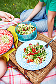 Nudelsalat mit Pesto und Kirschtomaten zum Picknick