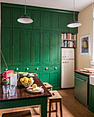 Limonade auf Tisch in Küche mit grünem Holz-Einbauschrank
