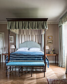 Himmelbett im klassischen Schlafzimmer mit Fischgrätparkett