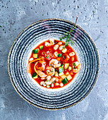 Tomatensuppe mit Garnelen und Gemüse
