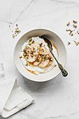 Joghurt mit Birnen, Honig und Pistazien