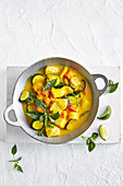 Kartoffel-Kokos-Curry mit Limetten und Fisch