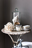 Muschel und Koralle mit duftender Seife und Kerze auf Vintage Tisch