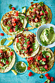 Tacos mit Barbacoa-Rindfleisch, eingelegter Wassermelone und Avocado
