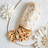 Weihnachtsstollen mit Rum und Mandelblättchen