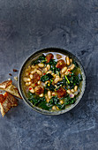 Cannellini-Suppe mit Schwarzkohl und Hackbällchen