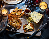 Früchtebrot-Cracker mit Käse und Wein zu Weihnachten