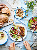 Hähnchen im Brotmantel mit Gartensalat