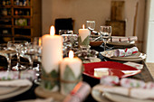 Candles, placesettings and Christmas crackers