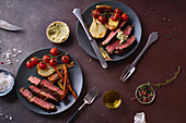Gegrillte Ribeye-Steaks mit Gemüse und Kräuterbutter