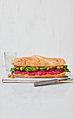 Sub-Sandwich mit Roter-Bete-Hummus und knusprigen Kichererbsen