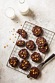 Dunkle Chocolate Cookies mit Salzkaramell auf Abkühlgitter