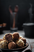 Schokoladentrüffeln mit Kakao und Nüssen