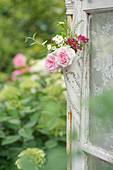 Kleiner Strauß aus Rosenblüten, Bertramsgarbe und Spierstrauch