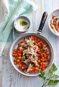 Chickpeas with curry and shredded chicken