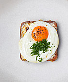 Croque Madame mit Schinken, Trüffeln und Spiegelei