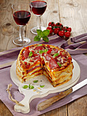Pikante Pizza-Torte mit Peperoni-Salami und Mozzarella
