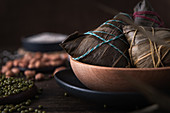 Zongzi (traditionelle chinesische Klebreisbällchen für das Drachenbootfest)