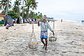 Fischer am Strand (Kerala, Indien)