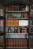 Antiker Bücherschrank mit geöffneten Türen