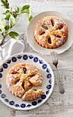 Small plum cakes with almonds