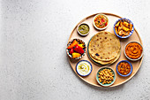 Indisches Thali - Verschiedene vegetarische Meze mit Fladenbrot, Paneer, Dal und Chutney