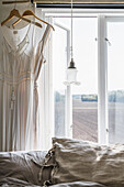 Damenwäsche am Fenster im Schlafzimmer, Blick auf Felder