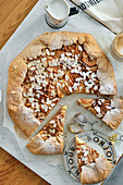Tart with apples and cinnamon