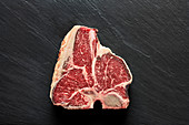 T-Bone Steak auf schwarzem Hintergrund