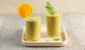 A breakfast smoothie made from apples, pears, fennel and orange
