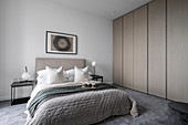 Modernes Schlafzimmer in Grautönen mit Einbauschrank