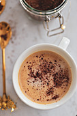 Tasse Kaffee mit Kaffeeschaum (Aufsicht)