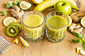 Gesunde Entgiftungsgetränke mit Apfel, Kiwi, Zitrone und Ingwer