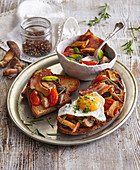 Toast with mushroom ragout