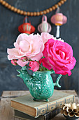 Strauß Rosen in Rosa und Pink in einer Vase in Tierform
