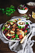 Falafel-Salatteller mit Kichererbsen-Hummus