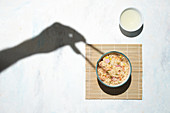 Reis mit Garnelen und Gemüse, Schatten einer Hand mit Essstäbchen