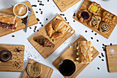 Frühstücksbrettchen mit verschiedenen Backwaren, Sandwiches und Kaffees