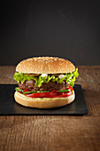 Klassischer Hamburger mit Mayo, Ketchup und Salat