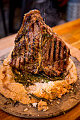 Porterhouse-Steak in der Salzkruste gegrillt