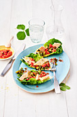 Salat-Schiffchen mit Lauch, Räucherfisch und Erdbeer-Topping