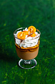 Karamell-Trifle mit Baiser und Kumquats