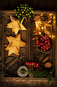 Sternplätzchen und rote Johannisbeeren zu Weihnachten