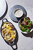 Raclette-Gratin mit Feldsalat