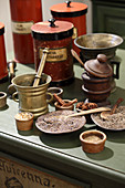 Kräuter und Gewürze mit antiken Apotheker-Utensilien
