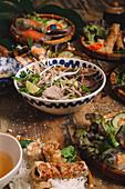 Pho-Suppe mit Rind, Sojasprossen, Petersilie und Frühlingszwiebeln (Vietnam)