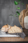 Frisch gebackenes Brot mit knuspriger Kruste auf Marmortisch