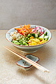 Vegane 'Sushi'-Bowl mit Nori-Flocken und Erdnuss-Sauce